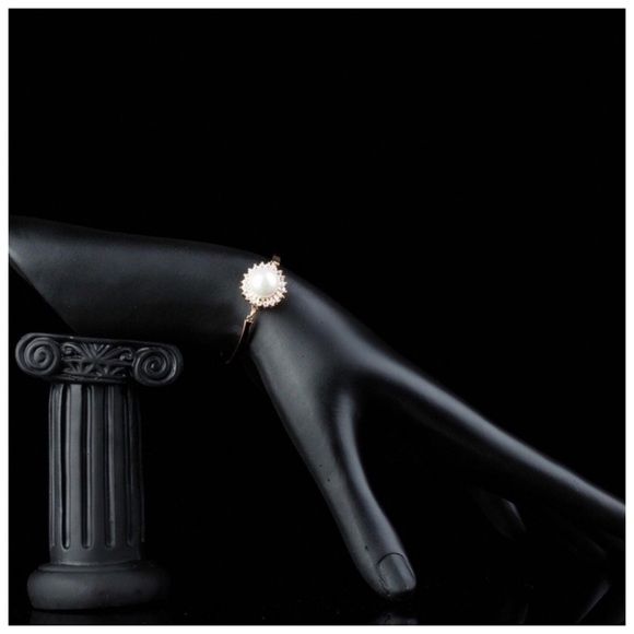 *SOLD**NWT The Elata Pearl Bracelet Swarovski Crystals - Picture 3 of 3